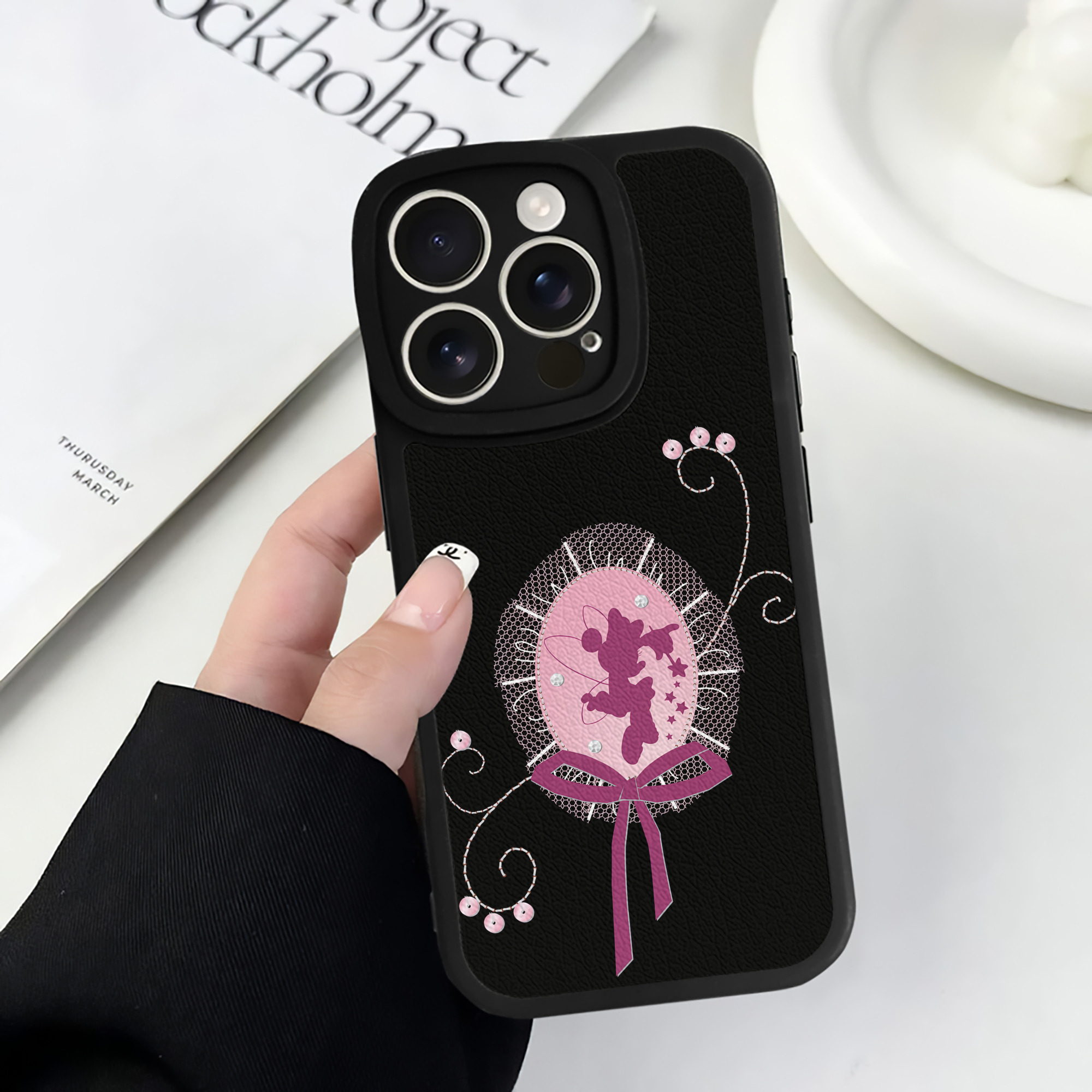 （画像用） ミッキーマウス Mickey Mouse 【iPhone 16シリーズ対応】シリコンスマホケース（レザー調） 材質：シリコン